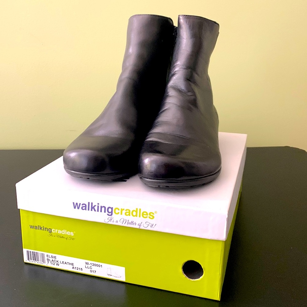New never worn in original box Walking Cradles Ankle Boots. Black Size 7 1/2 W